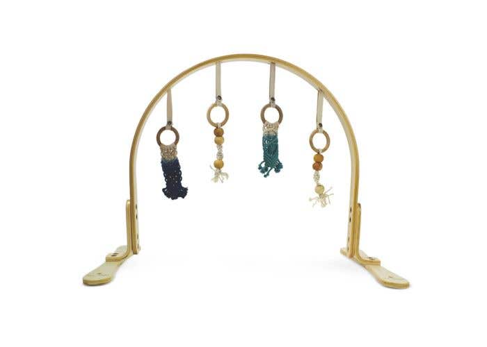 finn and emma play gym